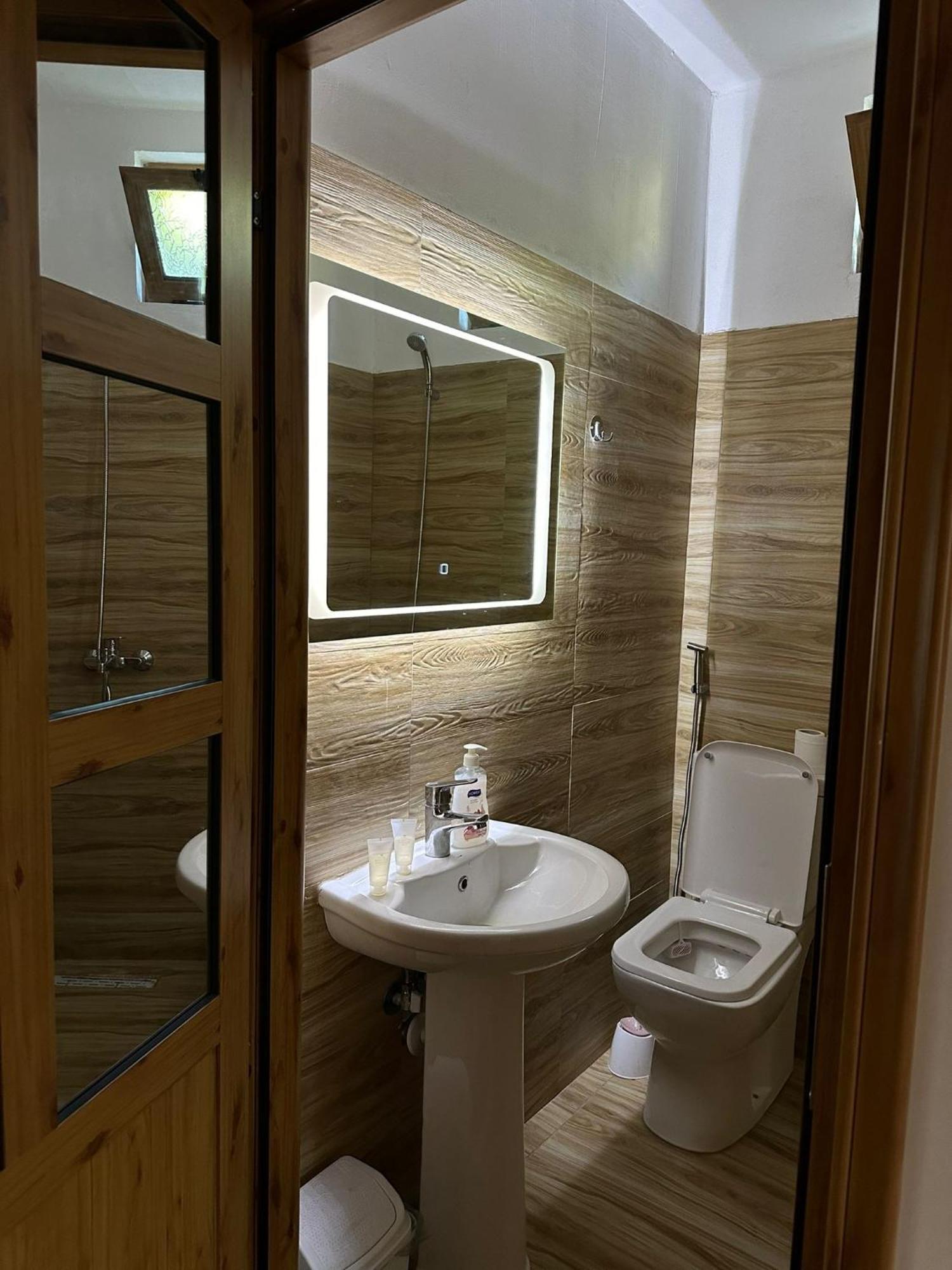Alimeti Guesthouse เบราท ภายนอก รูปภาพ